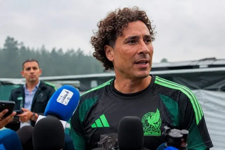 Selección Mexicana durante el Mundial 2026 antes del partido frente a Inglaterra en un estadio lleno de aficionados.