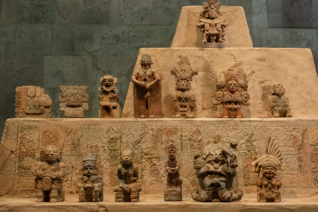 Bienes arqueológicos recuperados por México durante operativos del INAH para proteger el patrimonio cultural y combatir el tráfico ilícito.