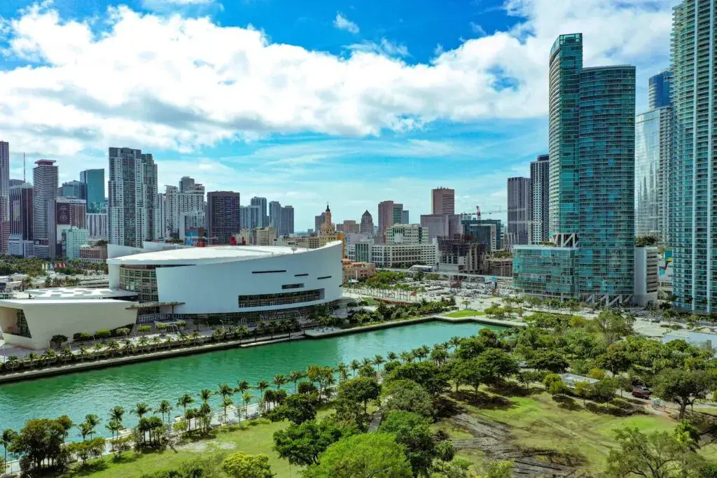 Fundadores de Miami durante la conmemoración del legado histórico y desarrollo de la ciudad en Florida.
