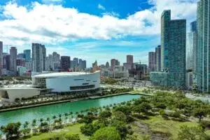 Fundadores de Miami durante la conmemoración del legado histórico y desarrollo de la ciudad en Florida.