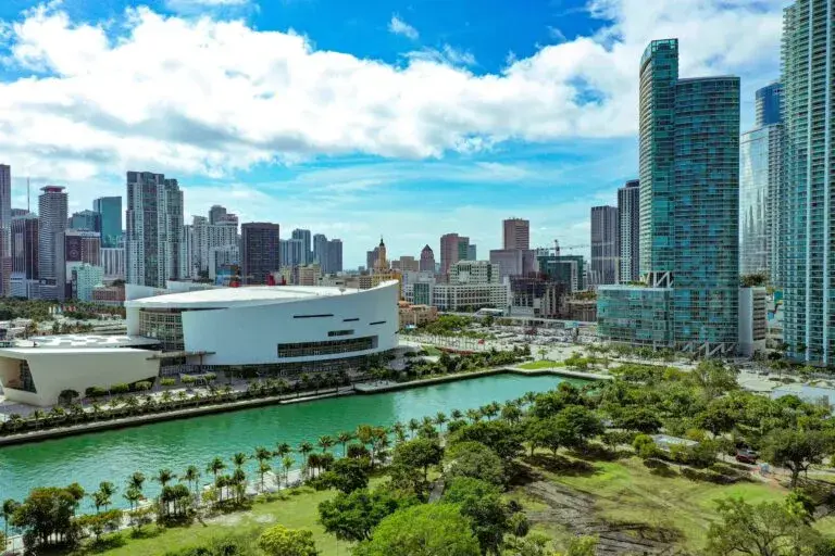 Fundadores de Miami durante la conmemoración del legado histórico y desarrollo de la ciudad en Florida.