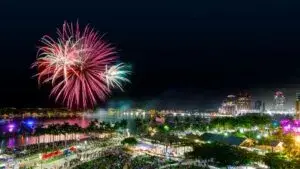 Fuegos artificiales sobre Bayfront Park durante la celebración del 4 de julio en Miami.