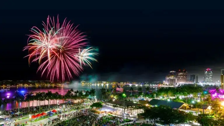 Fuegos artificiales sobre Bayfront Park durante la celebración del 4 de julio en Miami.