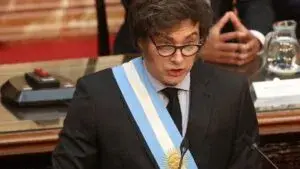 Milei modifica la política migratoria de Argentina ante mensajes de odio y ataques contra los símbolos nacionales.