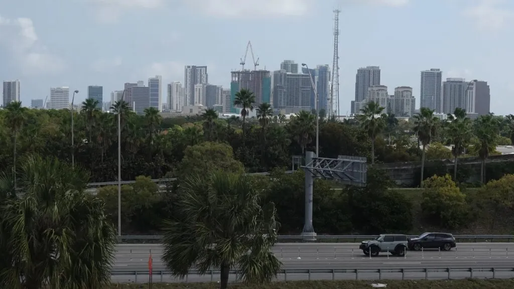 Proyecto de vivienda asequible en un antiguo terreno escolar autorizado por la nueva ley de Florida.