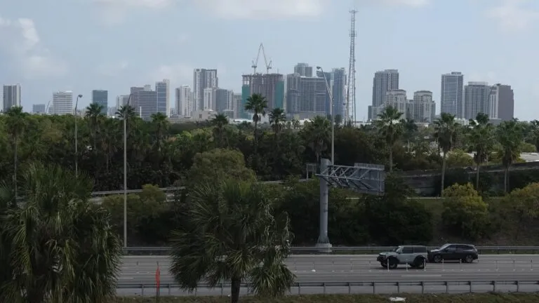Proyecto de vivienda asequible en un antiguo terreno escolar autorizado por la nueva ley de Florida.