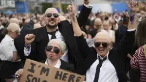 Pitbull celebra un récord Guinness junto a miles de seguidores caracterizados con su icónico estilo durante un concierto en Londres.