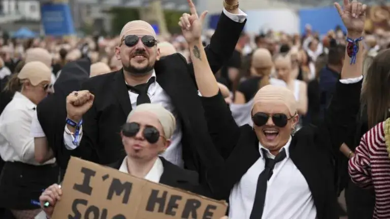 Pitbull celebra un récord Guinness junto a miles de seguidores caracterizados con su icónico estilo durante un concierto en Londres.