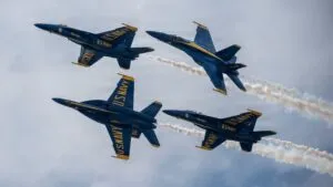 Blue Angels no serán sancionados tras un vuelo a baja altura en una playa de Florida.
