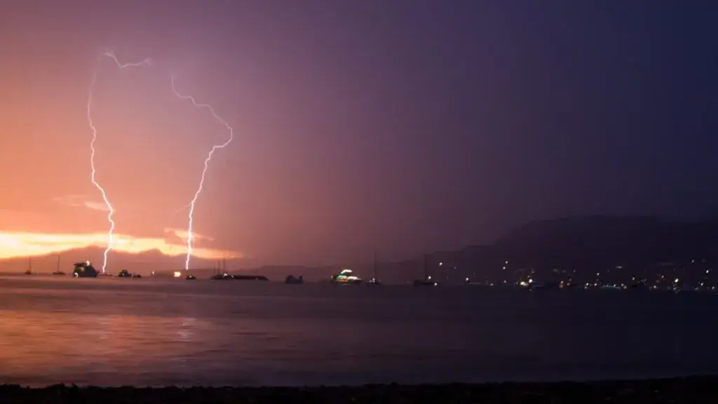 Personal de emergencia trabaja en una playa de Florida tras el impacto de un rayo.