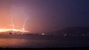 Personal de emergencia trabaja en una playa de Florida tras el impacto de un rayo.