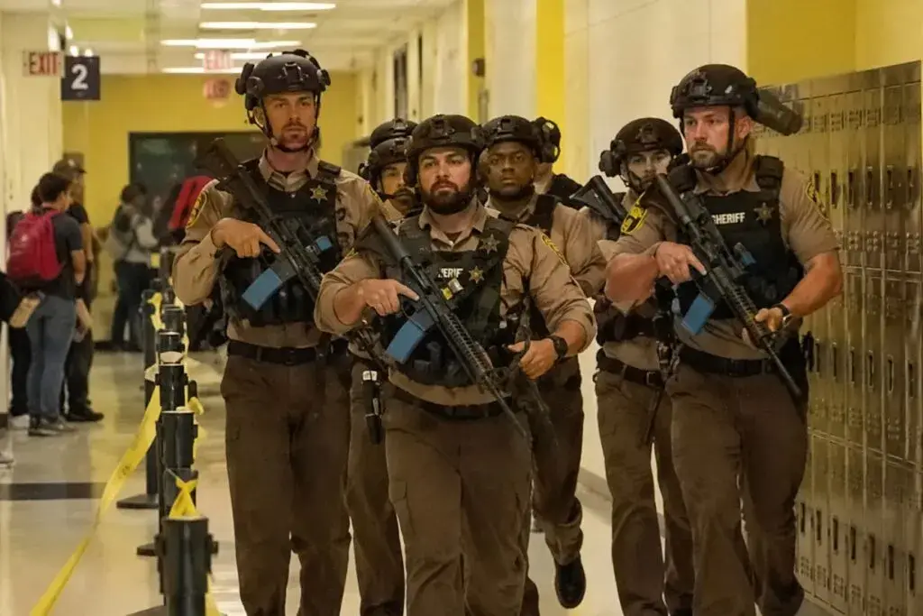 Simulacro policial en escuelas fortalece la preparación y coordinación de autoridades educativas en Miami Dade.