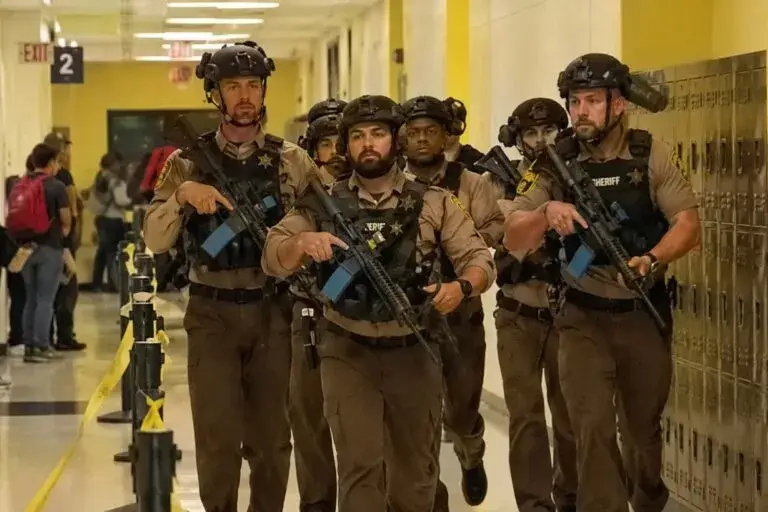 Simulacro policial en escuelas fortalece la preparación y coordinación de autoridades educativas en Miami Dade.