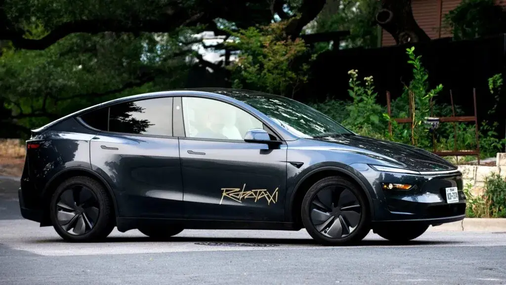 Vehículo robotaxi de Tesla circulando por una avenida de Miami.