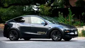 Vehículo robotaxi de Tesla circulando por una avenida de Miami.