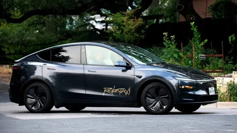 Vehículo robotaxi de Tesla circulando por una avenida de Miami.