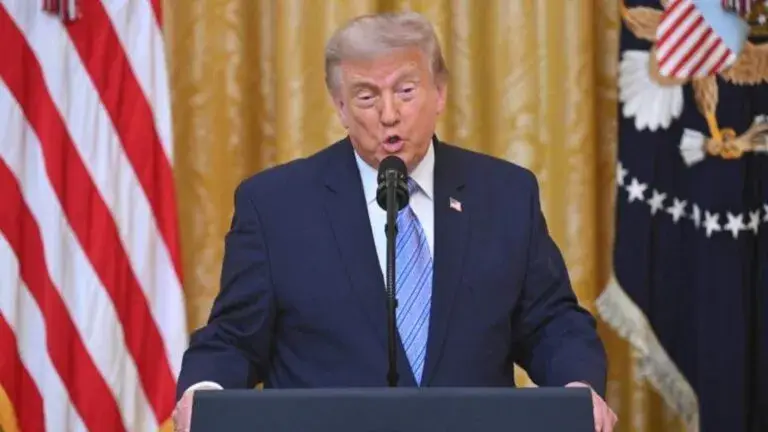 Trump vuelve a cuestionar las elecciones de 2020 tras citar un informe de la CIA.