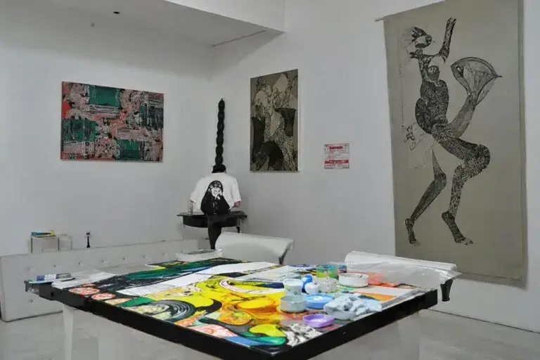 Vivir del arte mediante proyectos culturales y emprendimiento creativo en México con artistas en una galería contemporánea.