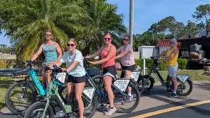 Ciclistas circulan con e-bikes en un sendero compartido de Florida mientras continúan los controles locales.