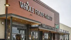 Entrada de la nueva tienda de Whole Foods inaugurada en Doral, Florida.