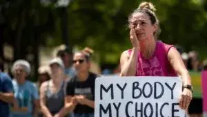 Aborto en Florida obliga a miles de mujeres a viajar para recibir atención médica en Estados Unidos.