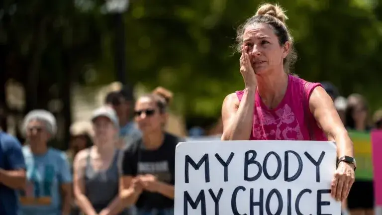 Aborto en Florida obliga a miles de mujeres a viajar para recibir atención médica en Estados Unidos.