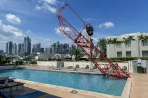 Accidente de grúa en Miami deja el brazo sobre una piscina de Brickell sin personas heridas