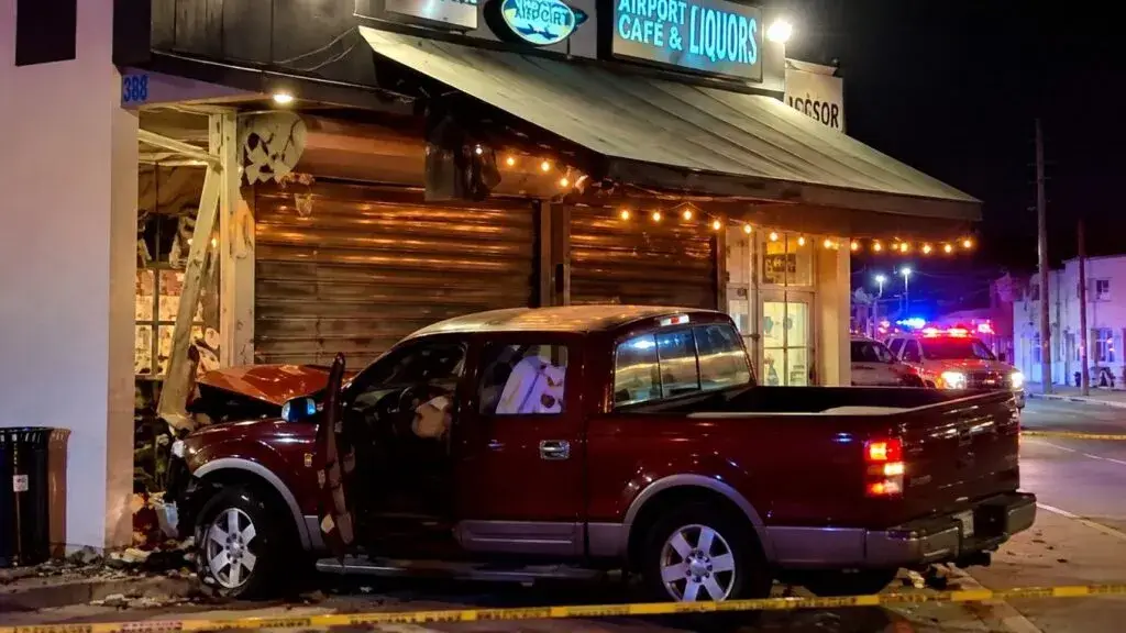 Accidente en Miami Springs deja un conductor muerto tras impactar contra un establecimiento comercial
