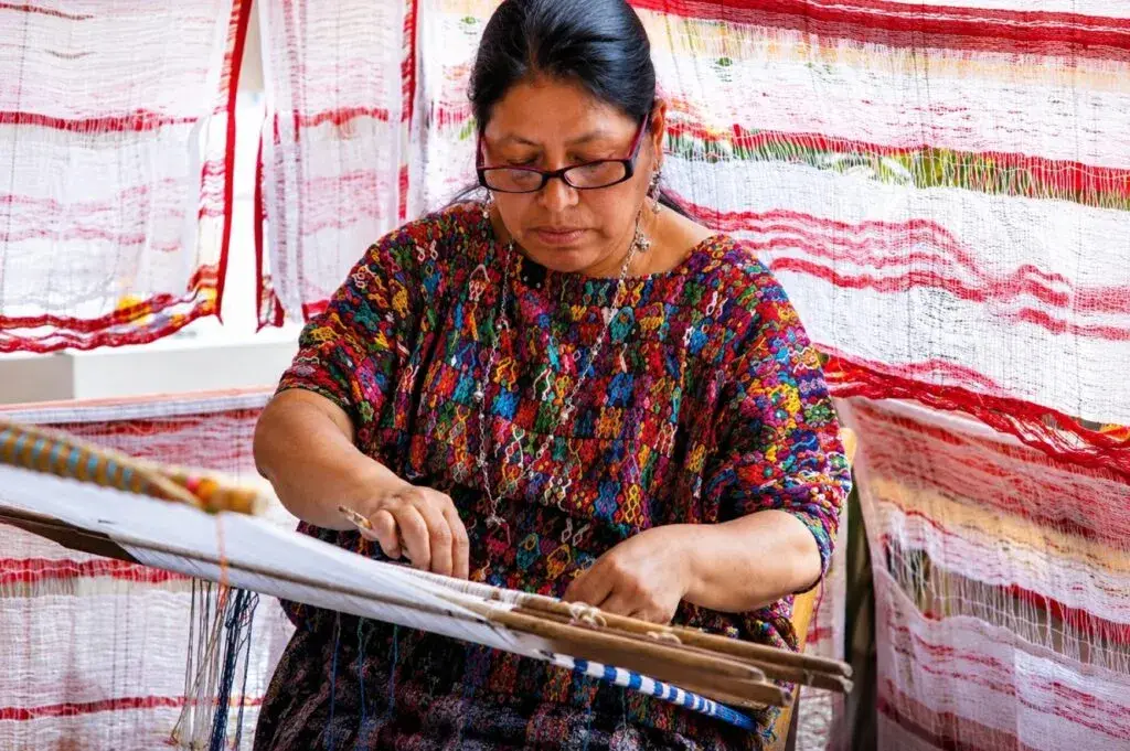 Artesanas textiles en México trabajan en prendas tradicionales ante bajos ingresos, informalidad y limitada seguridad social.