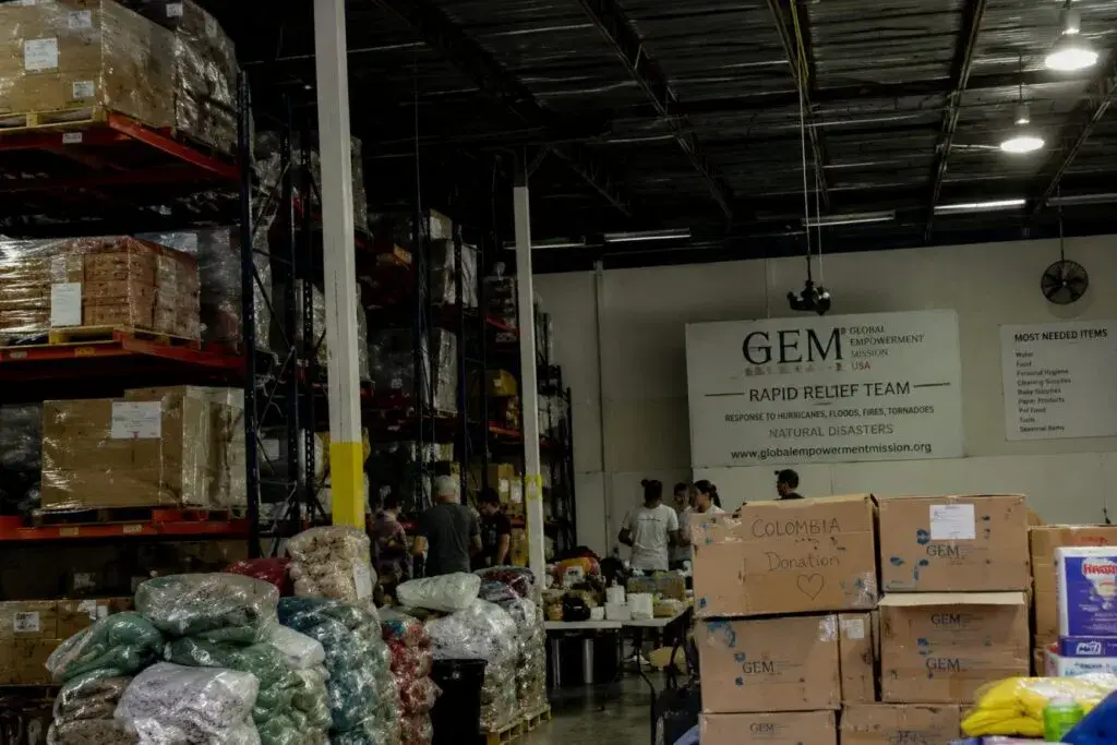 Ayuda para Colombia recolectada en Doral con carpas, mantas, artículos de higiene y botiquines para damnificados.
