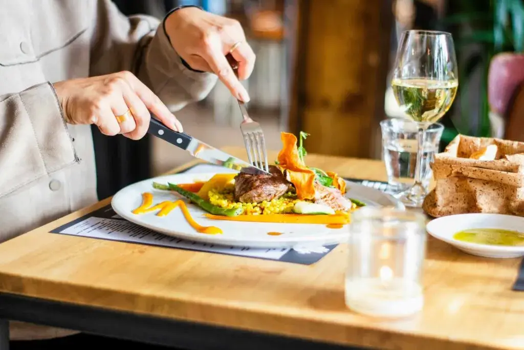Restaurante de Florida donde consumidores revisan cargos antes del pedido y los detalles incluidos en el recibo.