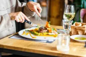 Restaurante de Florida donde consumidores revisan cargos antes del pedido y los detalles incluidos en el recibo.