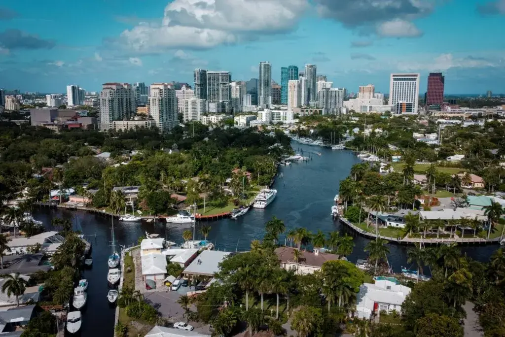 Clima en Miami con calor intenso, humedad elevada y lluvias ligeras bajo un cielo parcialmente cubierto.