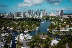 Clima en Miami con calor intenso, humedad elevada y lluvias ligeras bajo un cielo parcialmente cubierto.