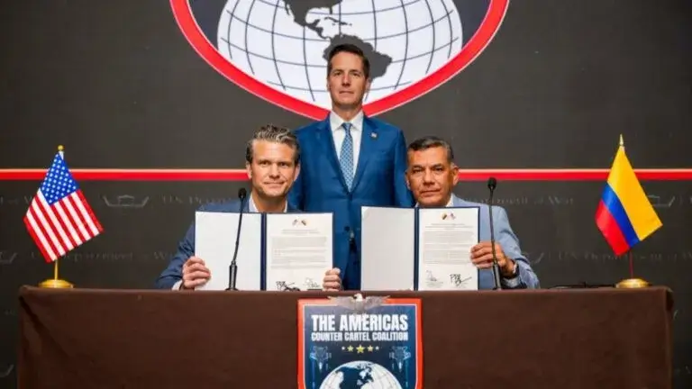 Colombia autoriza operaciones militares conjuntas con Estados Unidos contra organizaciones vinculadas al narcotráfico.