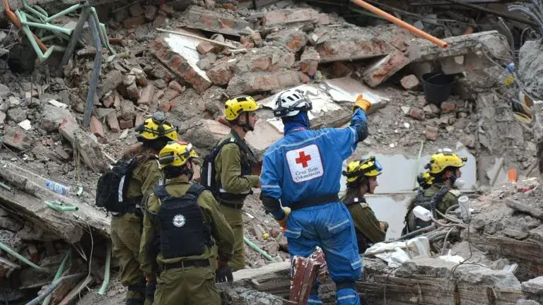 Colombia retira escombros tras el sismo de magnitud 7.4 que dejó casi 300 muertos, desaparecidos y miles de viviendas destruidas.