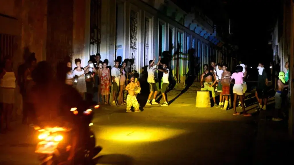 Cuba enfrenta un nuevo apagón nacional por el colapso de la red eléctrica y las reformas para atender la crisis energética.