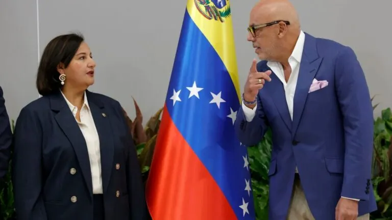Dinorah Figuera regresa a Venezuela para participar en conversaciones sobre una posible transición democrática y el futuro político del país.