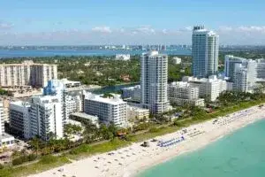Clima en Miami con calor, nubes de tormenta y posibilidad de lluvias durante la tarde del sábado.