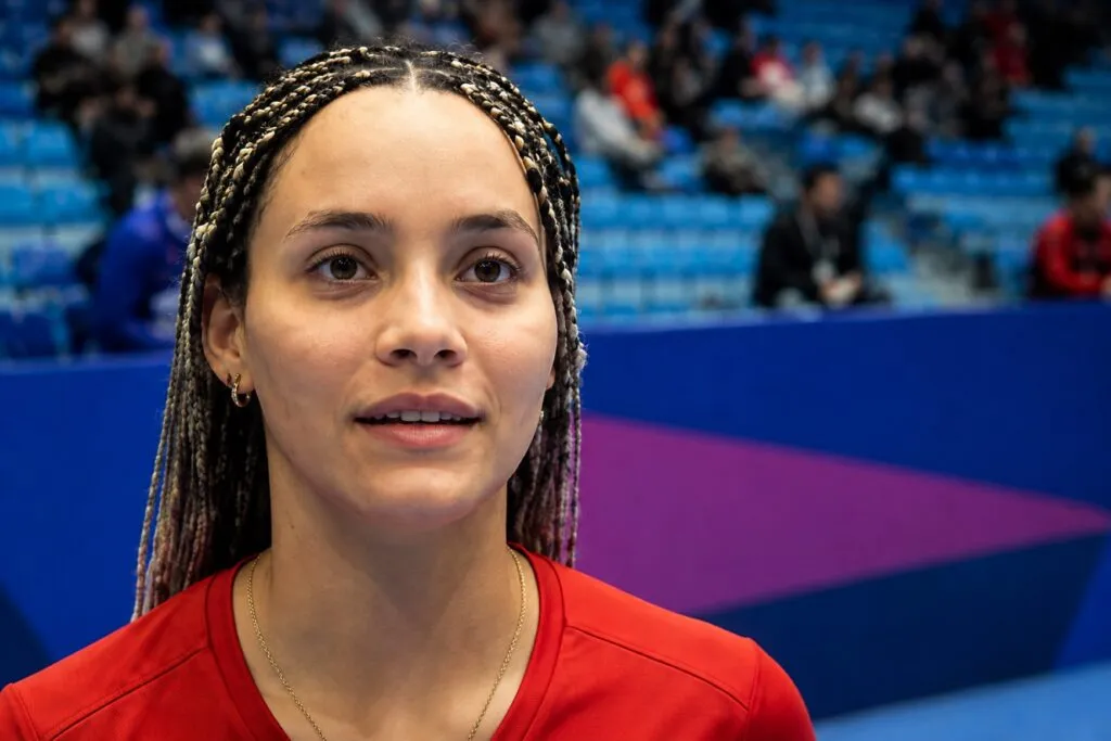 Erly Cabrera recibe reconocimiento tras ganar la plata en los Juegos Centroamericanos y del Caribe.