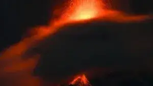 Guatemala evacúa comunidades cercanas al volcán de Fuego por intensa actividad eruptiva
