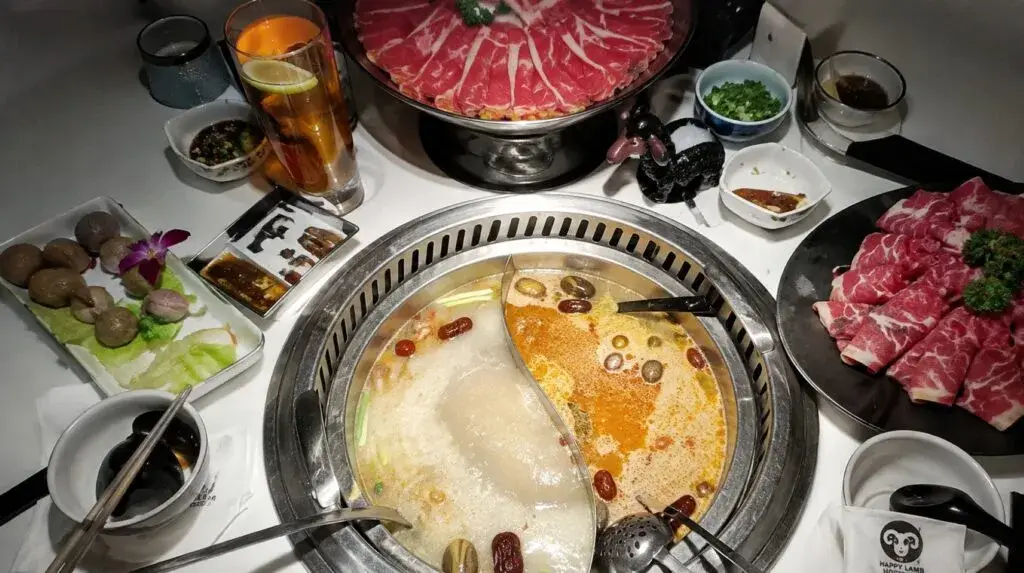 Happy Lamb Hot Pot en Polanco con cocina china, caldos e ingredientes para compartir en CDMX