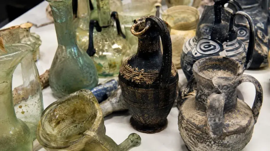 Artefactos antiguos en Florida incautados por ICE durante una investigación sobre posible tráfico ilegal de patrimonio cultural.