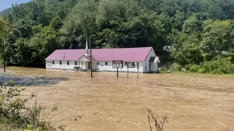 Inundaciones en Caracas dejan tres fallecidos, viviendas afectadas y nuevos daños entre familias damnificadas por los sismos.