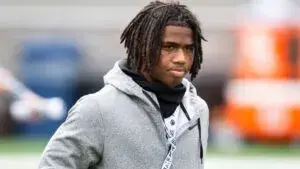Jordan Lyle enfrenta cargos por evasión policial y conducción temeraria mientras continúa como corredor de los Miami Hurricanes.