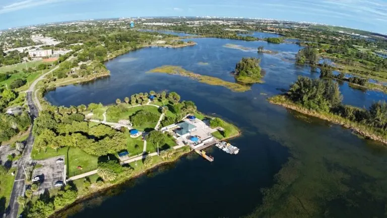 Deerfield Beach con su isla natural, ferry gratuito y senderos protegidos en Broward.