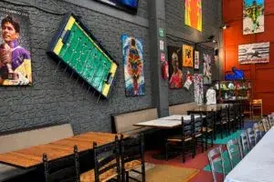 Interior de Los Brody's, la taquería de Jorge Campos con decoración inspirada en el futbol mexicano.