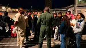 Mexicanos repatriados desde Estados Unidos reciben atención durante su regreso a México mediante programas de apoyo y reintegración.
