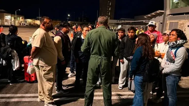 Mexicanos repatriados desde Estados Unidos reciben atención durante su regreso a México mediante programas de apoyo y reintegración.