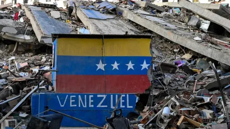 Migrante venezolano murió tras regresar deportado a Venezuela durante los terremotos que golpearon La Guaira.